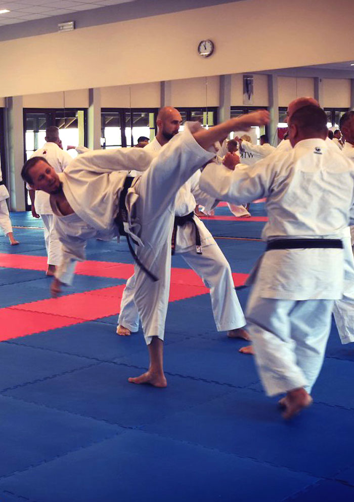 Darek Ścisło wykonuje ura mawashi geri podczas obozu karate