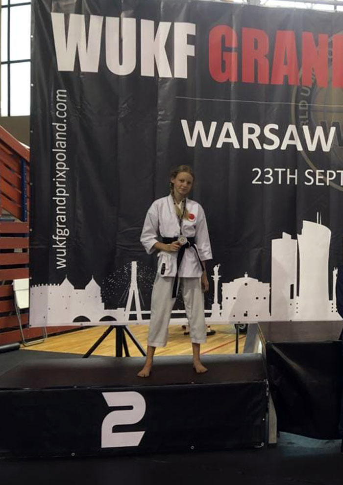 Zawodniczka Klubu Karate Shotokan Kielce na podium