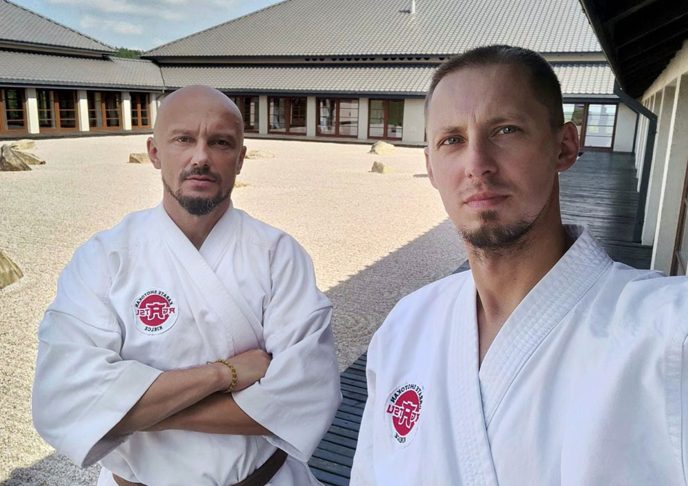 Zawodnicy kieleckiego klubu karate shotokan podczas obozu letniego w Dojo Stara Wieś