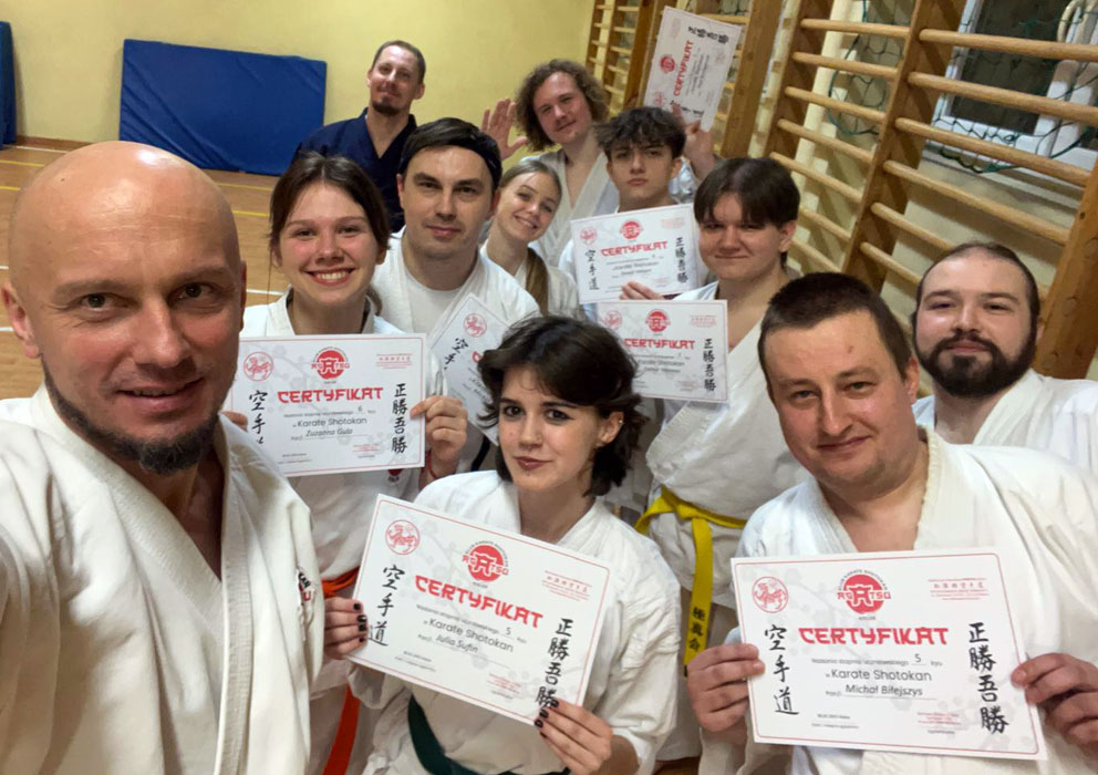 Wspólne zdjęcie po egzaminach karate kielce