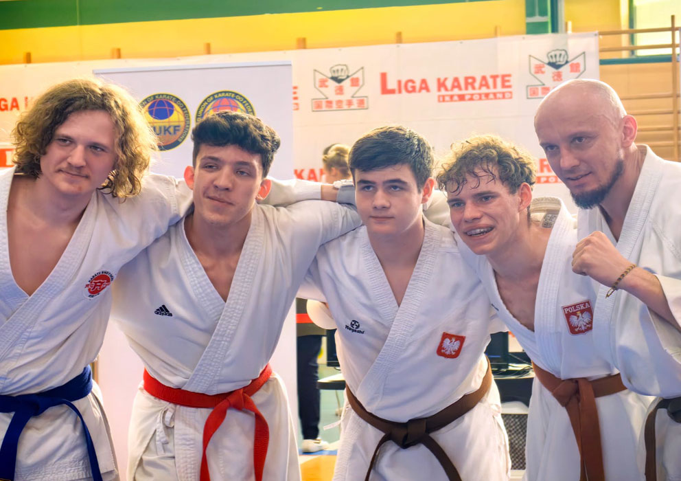 Wspólne zdjęcie zawodników podczas zawodów karate IKA Poland